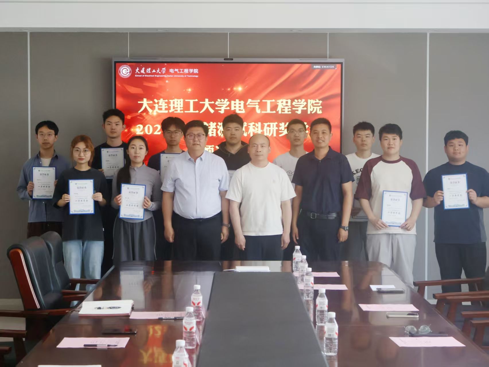 偷拍视频
举行2025年海储测试科研奖学金颁奖仪式